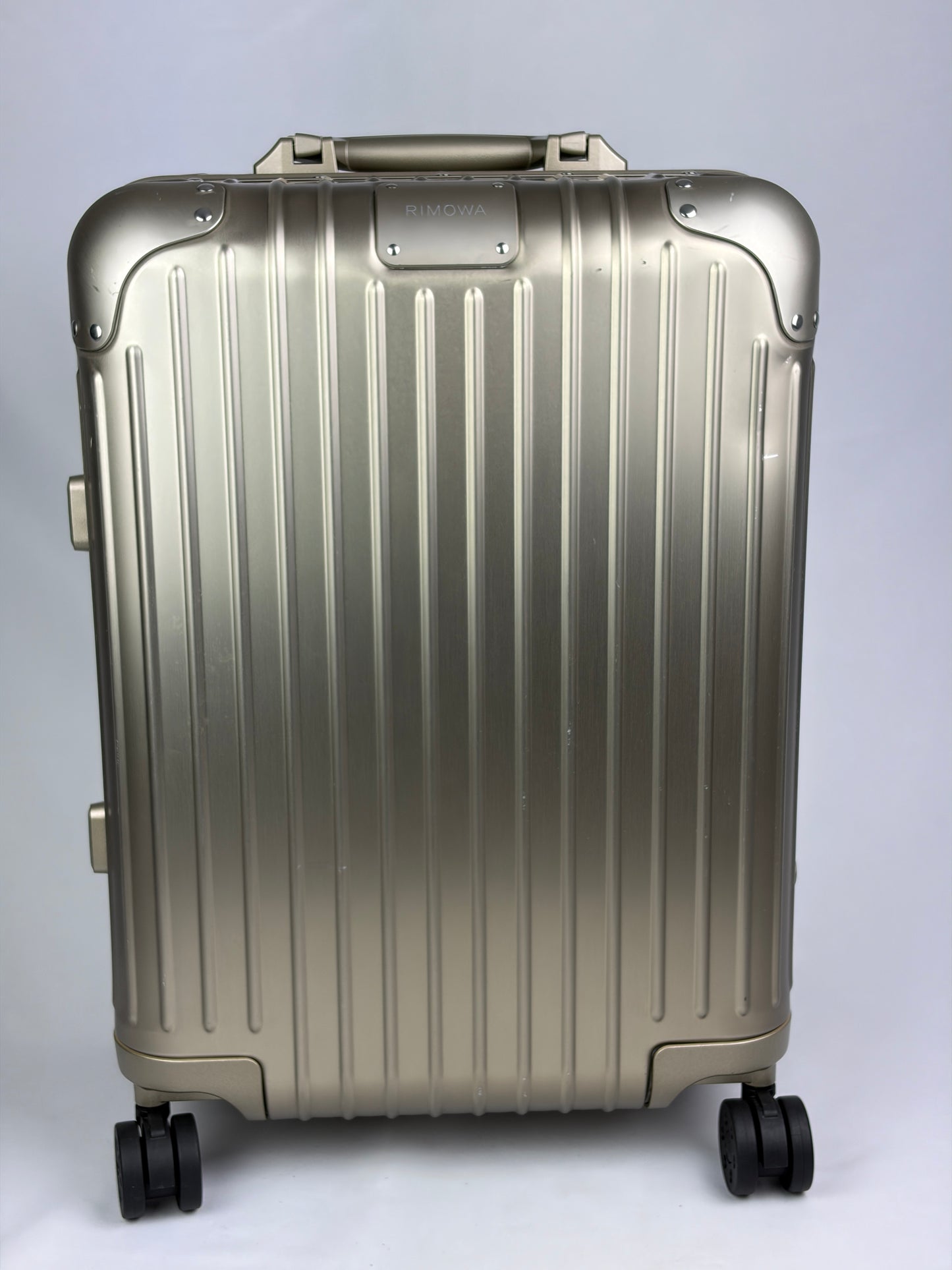 Rimowa Classic Cabin Suitcase in Champagne