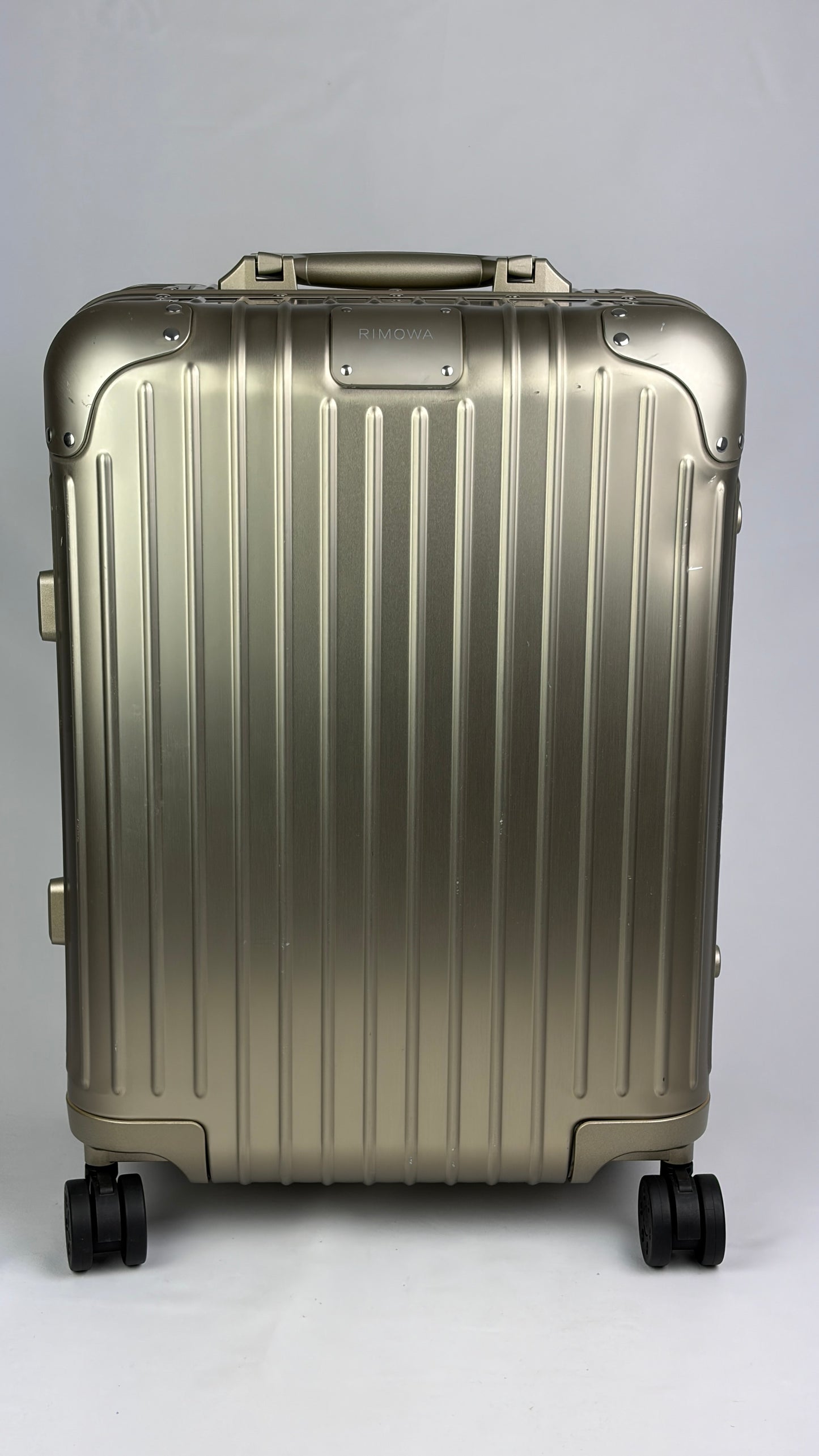 Rimowa Classic Cabin Suitcase in Champagne