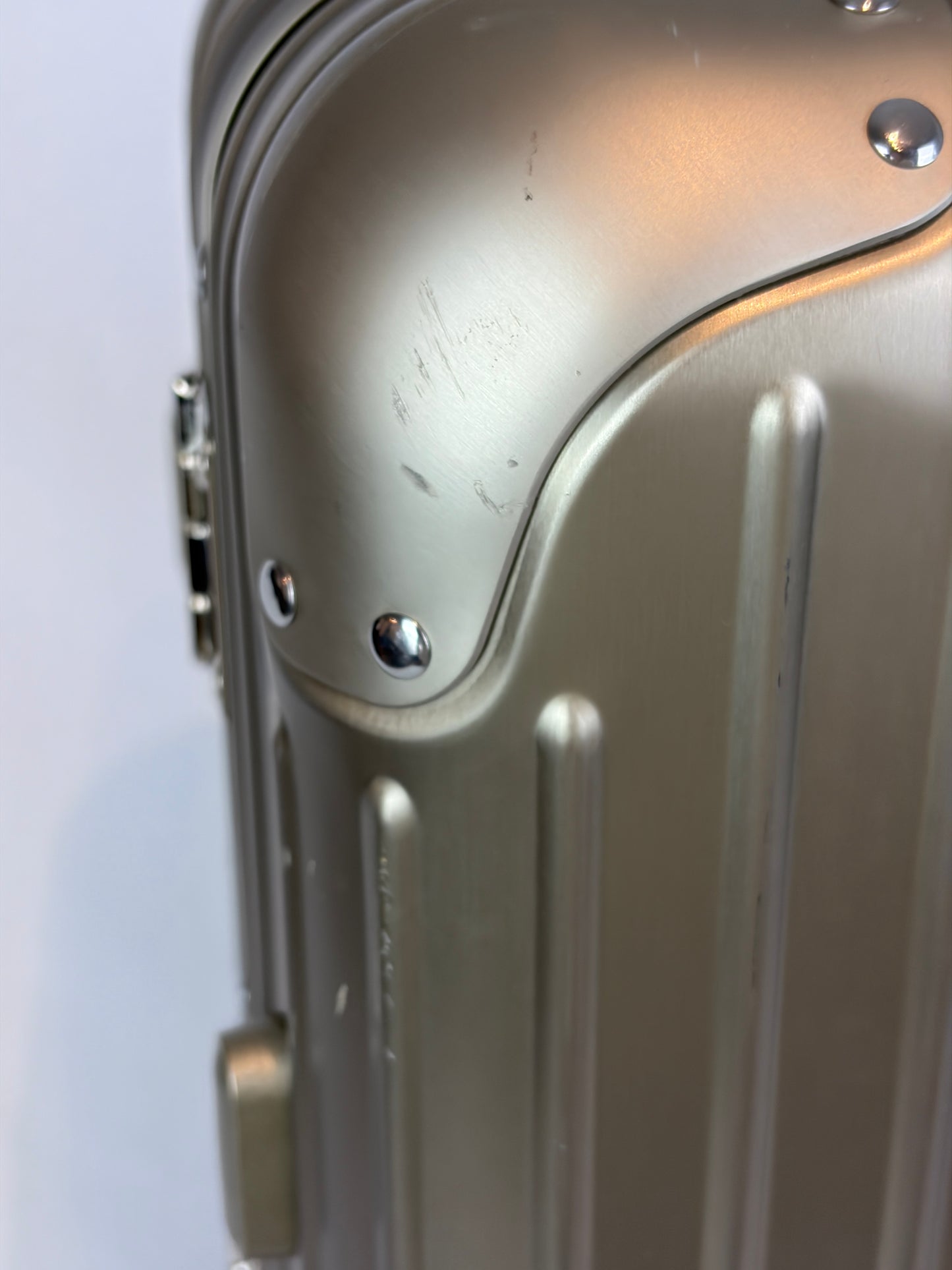 Rimowa Classic Cabin Suitcase in Champagne