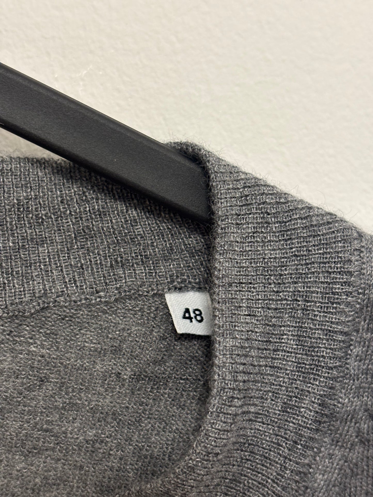 MENSWEAR - Dolce & Gabbana grey v-neck jumper - M